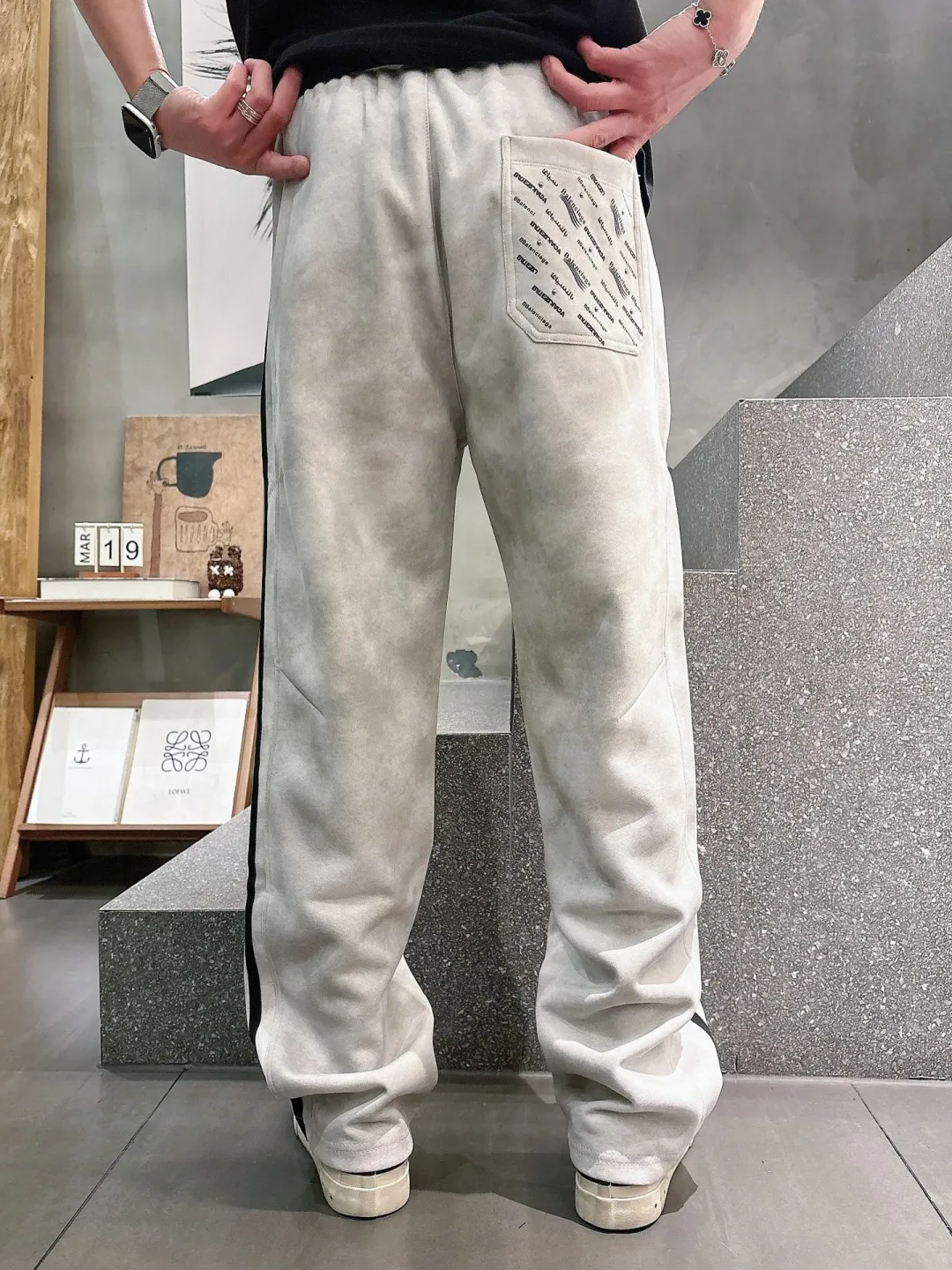 Balenciaga 🆕2026 Autumn and Winter New Arrival Casual Pants! The official website will be released simultaneously. Brand Classic LOGO casual pants, customized fabrics, excellent comfort and strong touch. Highly recognisable, perfect appearance and craftsmanship. Size:M-3XL